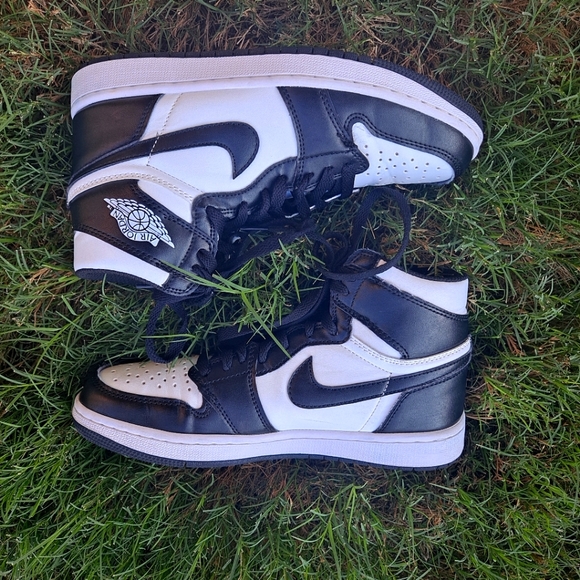 Nike Shoes - Nike Air jordan 1 High OG black White size 8.5 womens